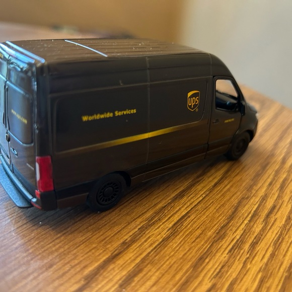 Delivery Truck UPS Mercedes-Benz Sprinter 5" diecast toy - Picture 2 of 9